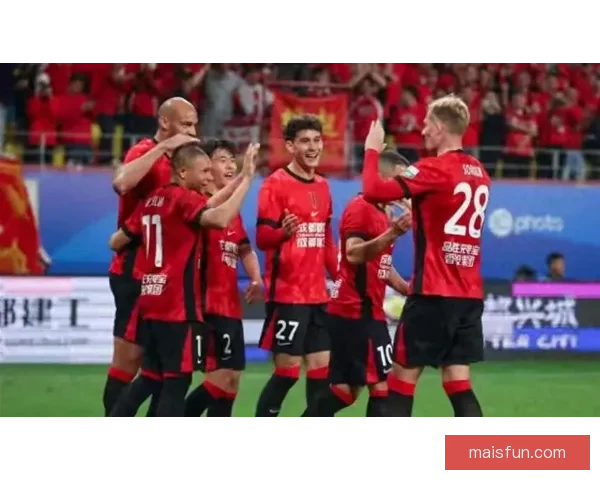 成都蓉城客场逆转天津九连胜创队史纪录领跑积分榜